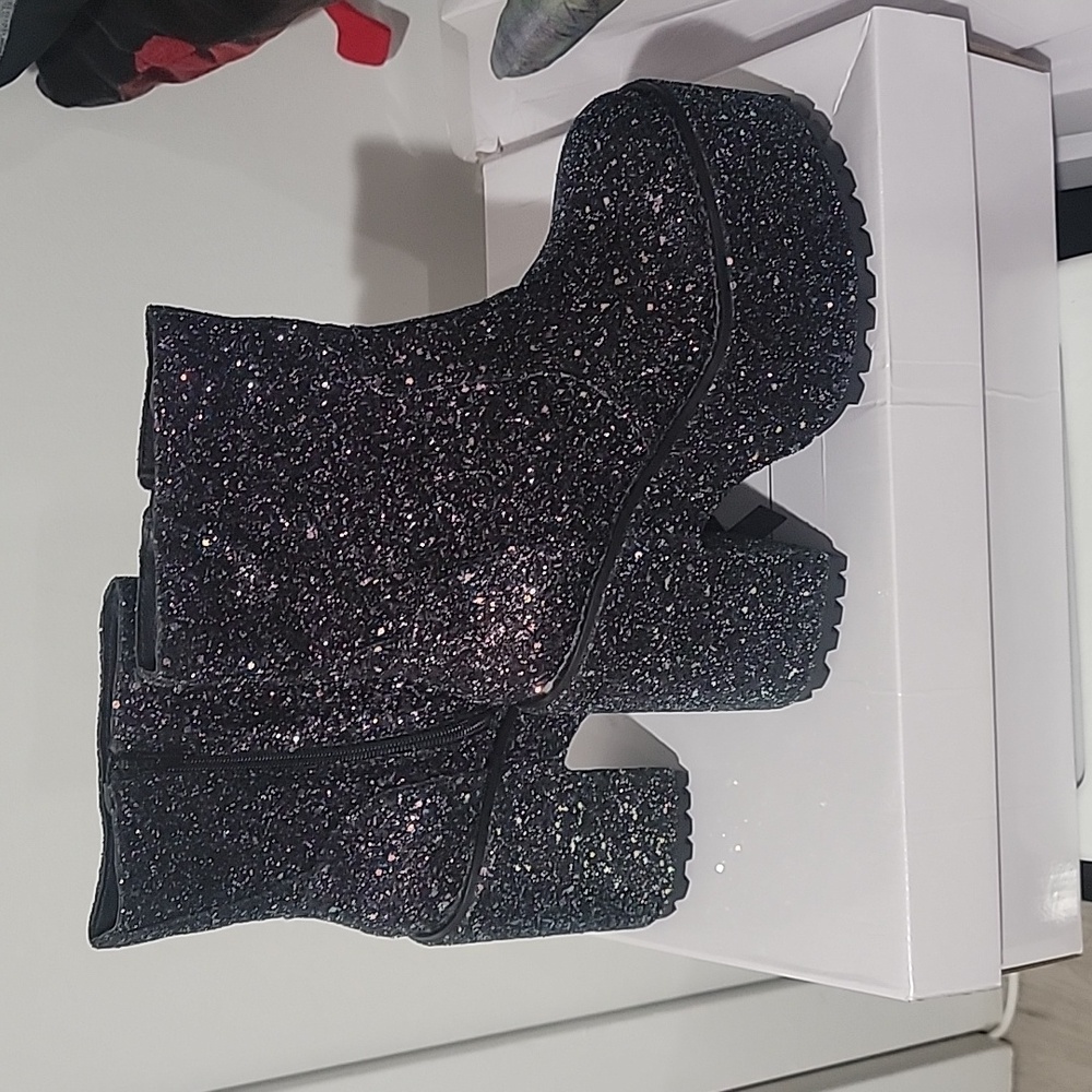 YRU krush black multi glitter size 9 NWOT